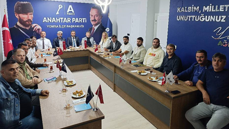 Anahtar Parti Yomra İlçe Teşkilatı istişare toplantısında bir araya gelirken,